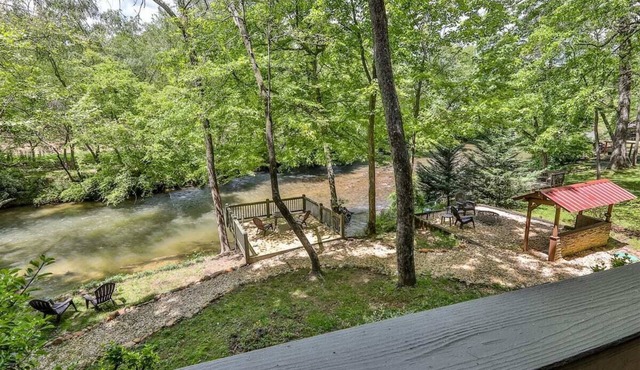 Luxury River Oasis -3 Master Suites - 3 Fireplaces Hot Tub!