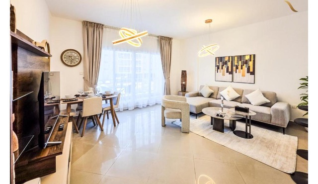Modern 1BR - Poolside & Gym Retreat
