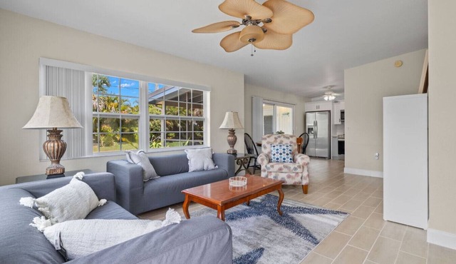 Modern 2 bed/1 bath duplex, close to everything.