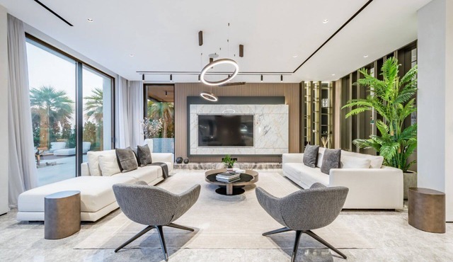 Modern 4-Bedroom Villa on Palm Jumeirah, with gym and 2 maid's rooms