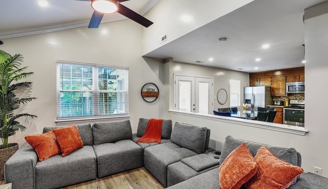 Modern Townhome with Outdoor Patio & Fire Pit- Close to Airport and Attractions