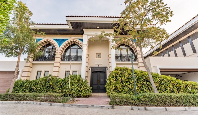 Near Beach 5BR + Asst Room Villa with Private Pool and Balcony, Jumeirah Villa