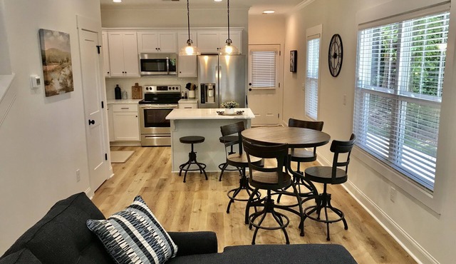 New Cozy Townhome Steps to Downtown Greenville