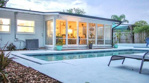 Orlando Villa: Pool Garage & Garden View