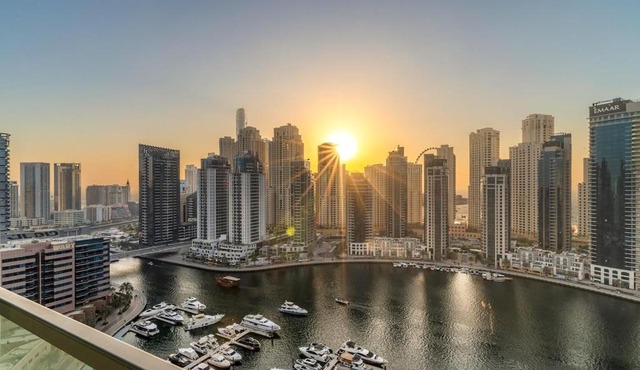 Panoramic Marina 1BR City Skyline Views with Balcony, Pool & Gym Access