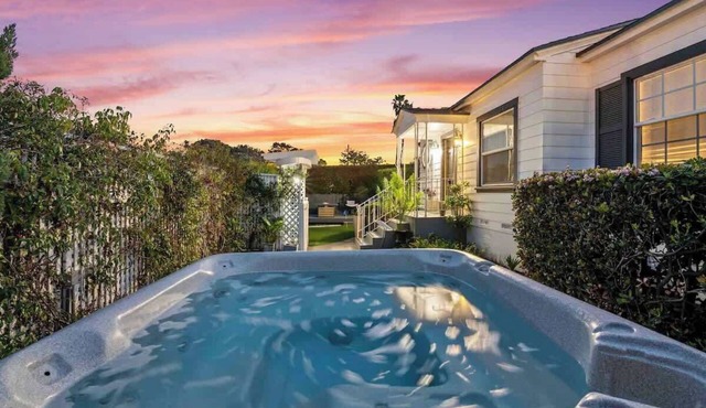 PB Hot Tub Triplex 5BR, MiniGolf, Games & Parking!