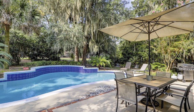 Pet and Friendly Shipyard Home with 5 Beds/3.5 Baths Firepit and Private Pool