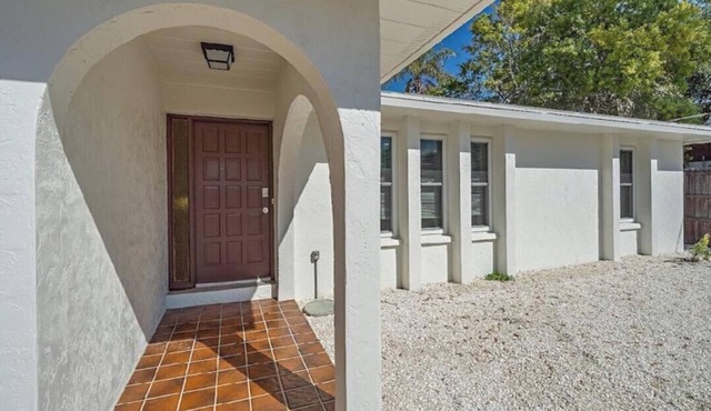 Quiet neighborhood , 3 bed, 2 bath. 4 miles to Siesta Key Beach! Promenade, bars