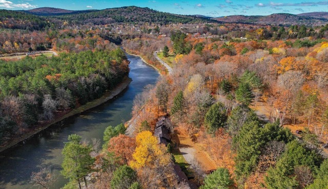 Renovated Condo with Fireplace, Mill Run