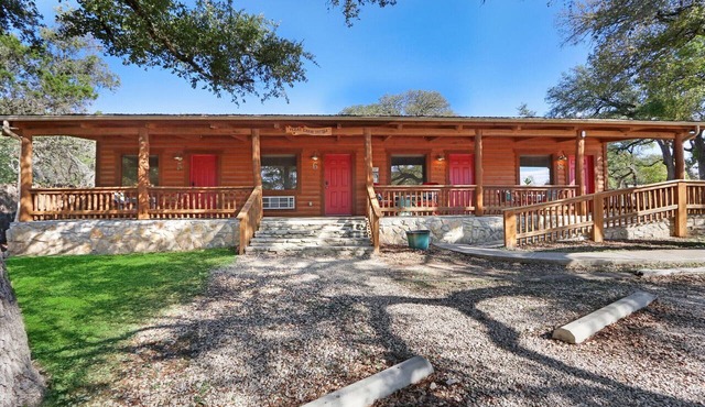 Resort Swimming Pool, Fire Pit, Grill, and Bocce Ball Court - Sleeps 4!