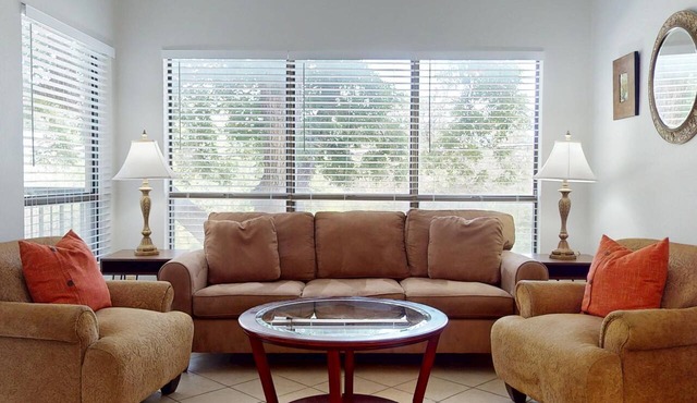 River City Resorts: INV 101: Free Tubes, On Comal, Walk to Schlitterbahn