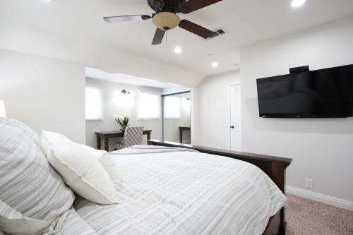 Sensational 6 Bedroom 4 Bathroom Pool Home (3 Master Bedrooms W/bathrooms)