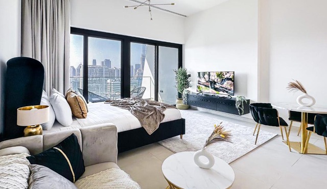 Skyline Views Chic 1BR with Canal Vibes