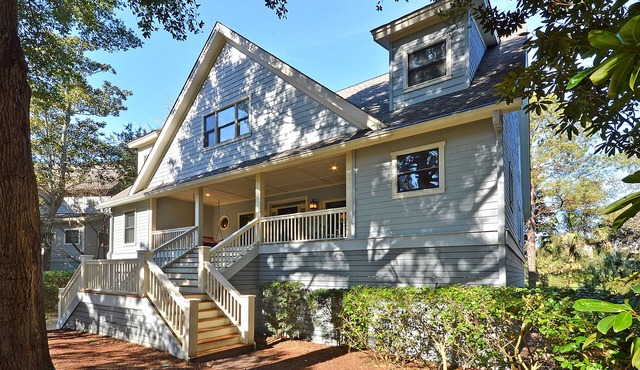 Sleep10 minutes from the beach community pool, golf