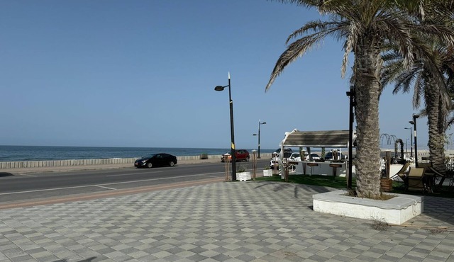 Spacious 8-bedroom apartment in wonderful Seeb with fitness room, WiFi