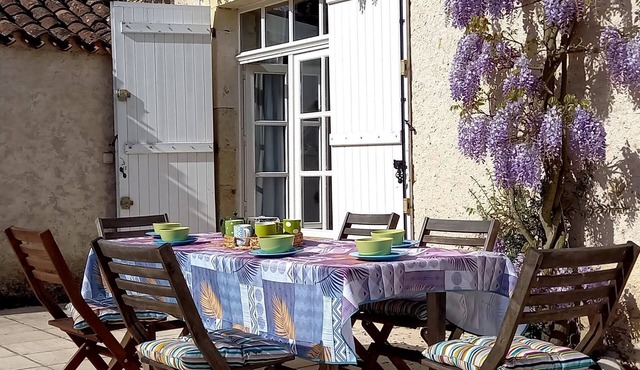 Spacious, comfortable cottage with 2 terraces in a quiet neighborhood in Serignac