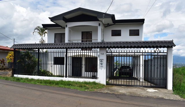 Spacious 3-bedroom house in wonderful Provincia de Alajuela with AC