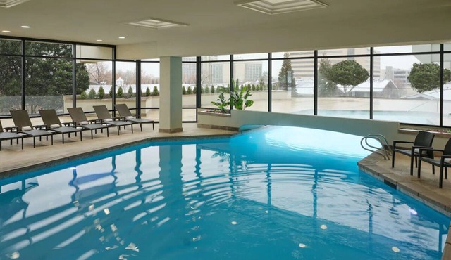 Spacious Room Near Downtown w/Gourmet Brunch & Pool Access