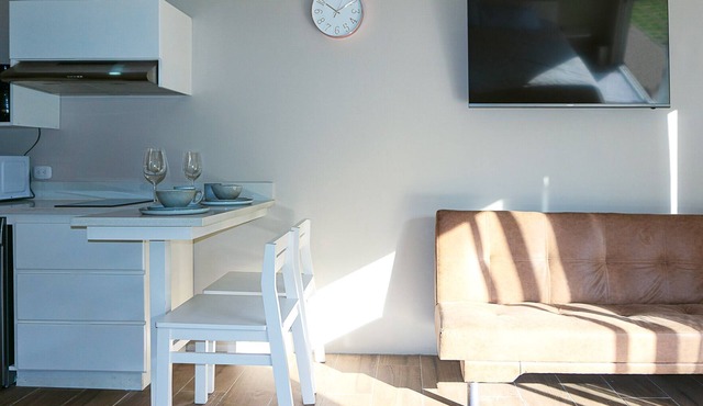 Studio w/pool, 5 minute walk to Beach