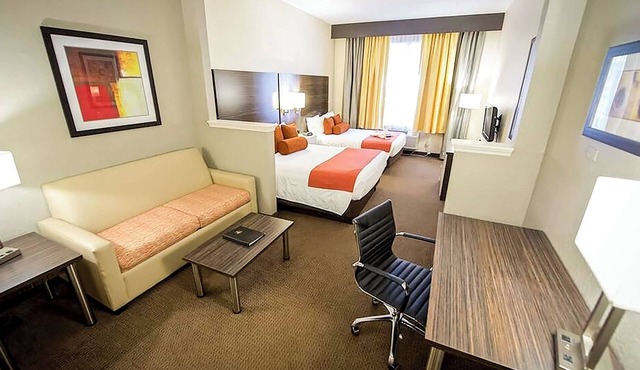 Sunlit Orlando Hub Minutes from Airport w/Breakfast & Access to Pool | 3 Units
