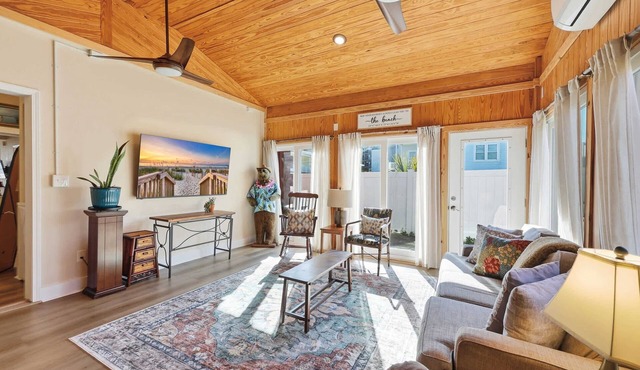 Sunny Beach Bungalow Pet Friendly Near Beach