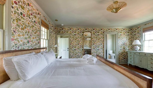 The Nicholas Veranda King Suite - Walk to King