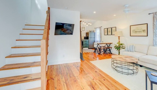 This cottage is a 1 bedroom(s), 1.5 bathrooms, located in Charleston, SC.