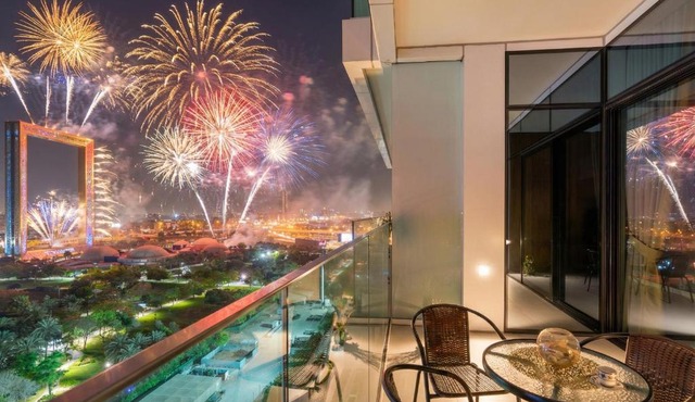Ultimate Stay - 3 Beds - Scenic Panoramic Views - Right at Metro Station - 5-10min to Sea, Burj Khalifa, Old Town, Downtown - 15min from Airport