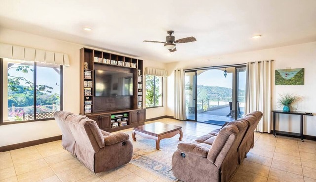 Villa Cielo by Jacó luxury home with pool