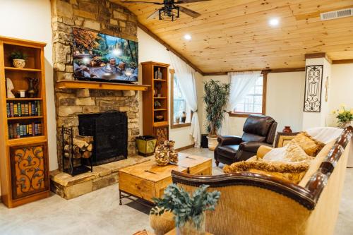 Villa Serena Tuscan Theme home with a HIDDEN lounge, fire pit, lawn games, creek
