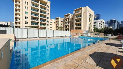 Vogue Vacation Homes, The Greens Al Dhafrah near Mall of the Emirates, One Bedroom Apartment with Balcony and vibrant community view, Access to all Amenities
