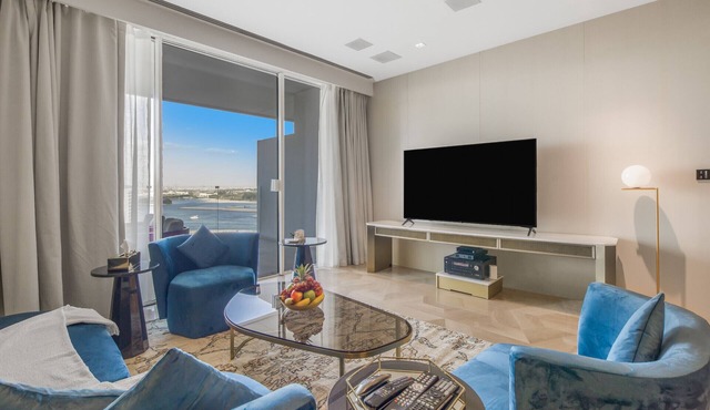 Voguish 2BR Apt w/Sea View at FIVE Palm