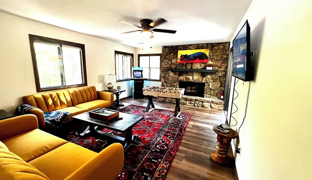 Wooded Retreat Hot Tub. Private Arcade, Yard Games, Sleeps 12 , 7 Beds, 2Kings