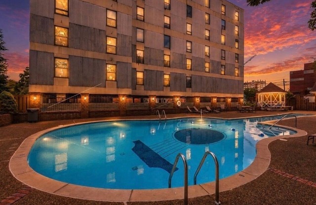 4 BD PENTHOUSE SUITE - MUSIC ROW - GUITAR POOL - SLEEPS 12
