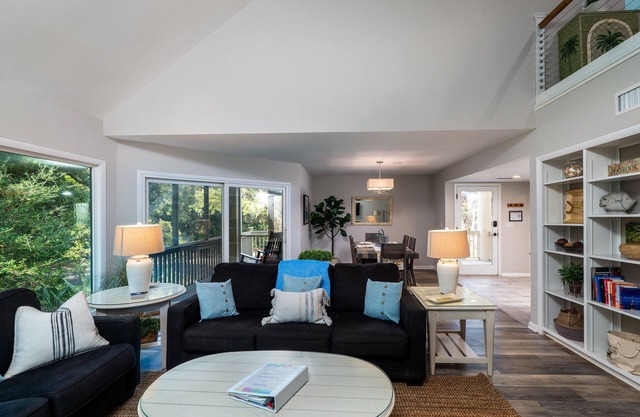 DESIGNER DECORATED 3 BR Spinnaker! Walk to beach & club! Amenity access! Dog Friendly!