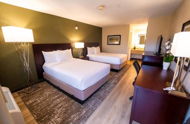 Perfect Family Escape! Three Units, Pool, Breakfast, Shuttle to Parks, Parking