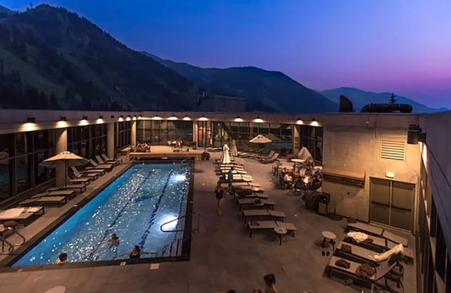 SKI-IN/SKI-OUT CLIFF CLUB + AMENITIES, 2-BEDROOM HOT TUB SUITE
