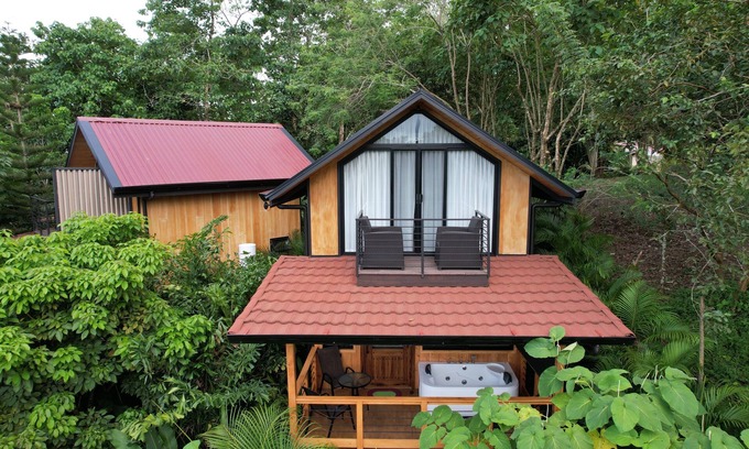 Monterrey Cabin | Cozy romantic cabin near La Fortuna and Arenal Volcano with WiFi, AC, Jacuzzi