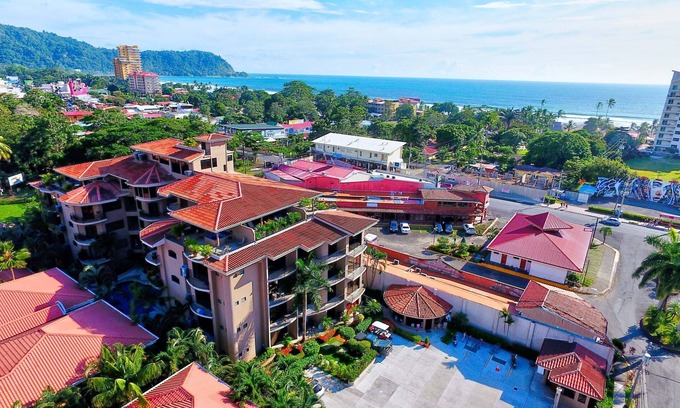 Jaco Condo | Luxury Condo a block away from Jaco Beach w/two pools