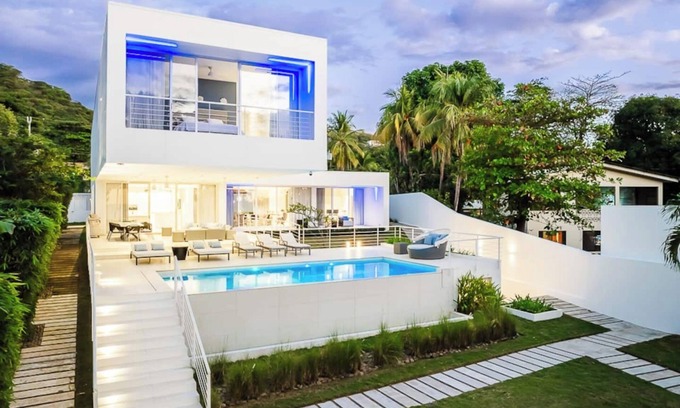 Coco House | Luxury 6 bedroom home with private pool BEACH FRONT