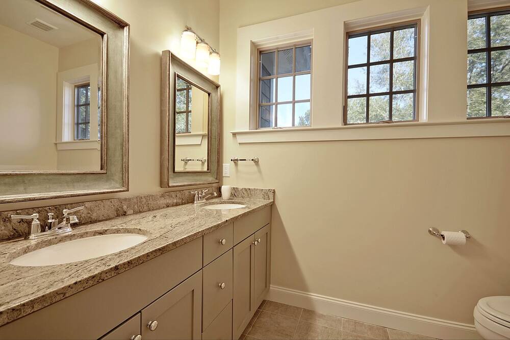 Photo of Bathroom in Vanderhorst Plantation