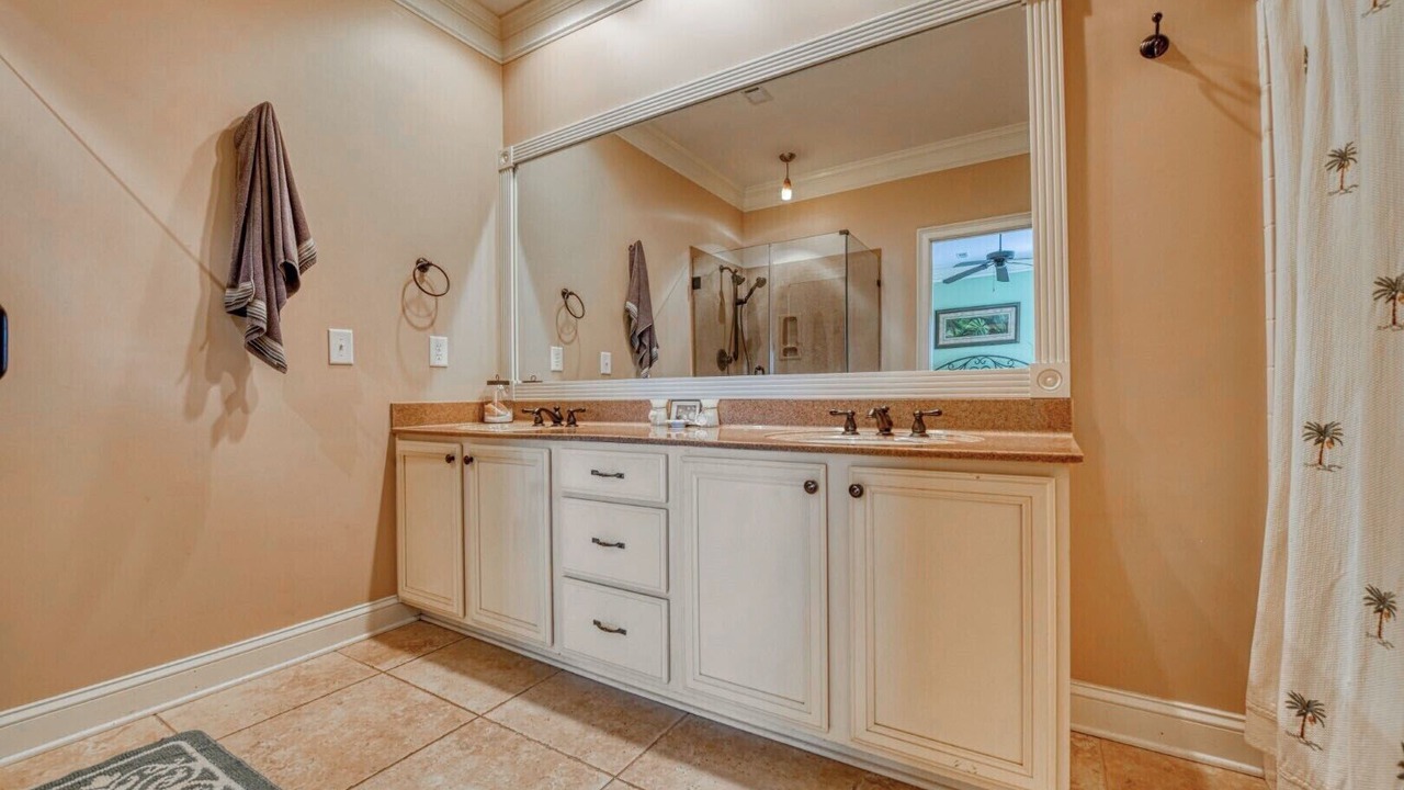Photo of Bathroom in Garden City