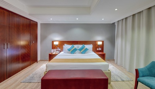Deluxe Room (King)
