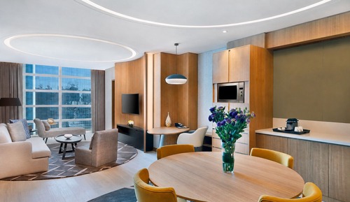 BAY SQUARE SUITE