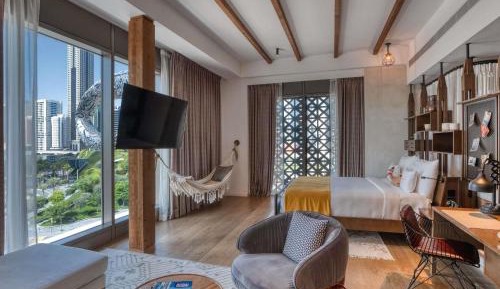 Large Farmstay Suite with Museum View