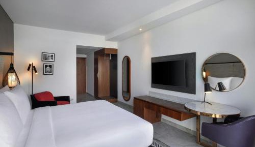 Deluxe King Room with Balcony and Beach Club Access