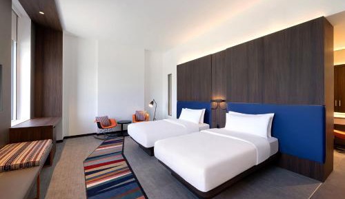 Savvy Guest Room with 2 Single Bed