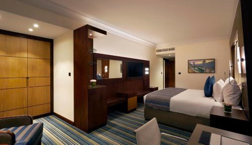 Executive Suite - 20% Discount on F&B Dining in restaurants, 30% on spa, and 30% on laundry services + Late check out and Early check in (subject to hotel availability)