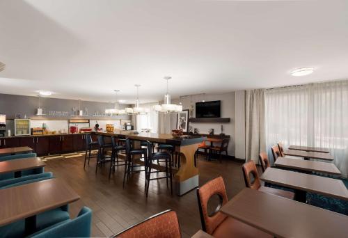 Hampton Inn Airport 